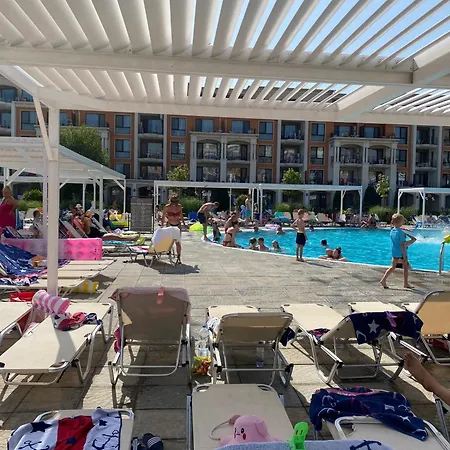 Sea View On The Sunny Apartmán