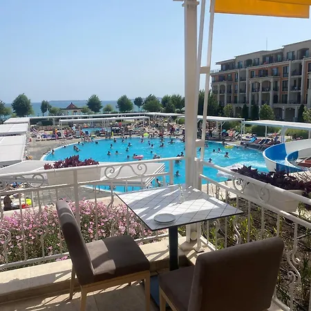 Sea View On The Sunny Apartmán